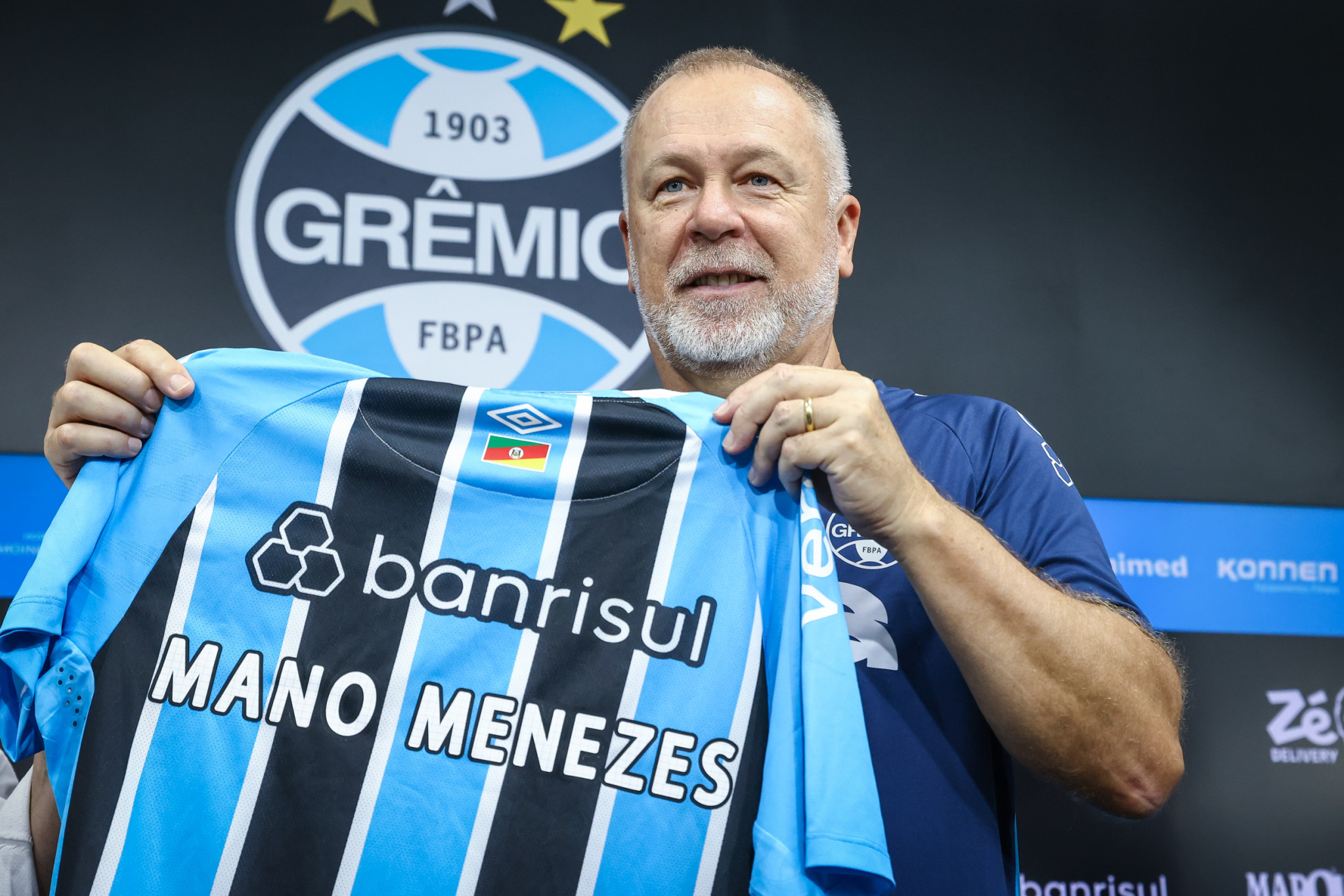 Mano Menezes inicia nova era no Grêmio com foco na defesa e estreia na Sul-Americana