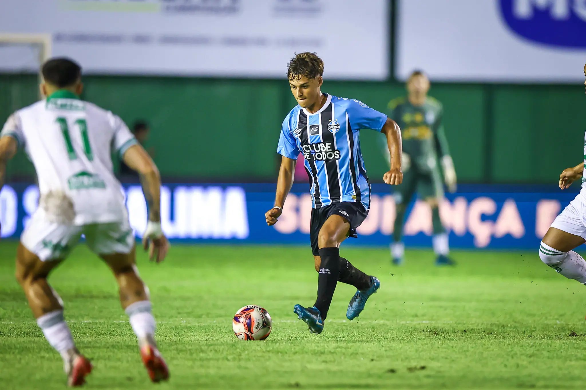 Grêmio atropela o Avenida em estreia de gala
