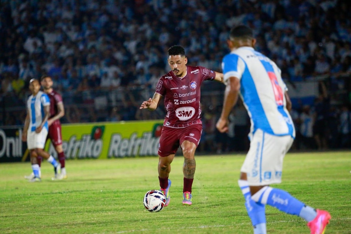 Caxias aproveita expulsão, busca empate com Londrina e segue vivo na Série C