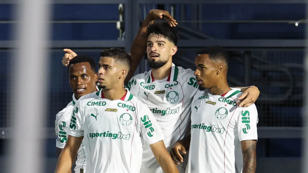 Flaco López decide, Palmeiras supera o Red Bull Bragantino fora de casa e segura liderança isolada no Brasileirão