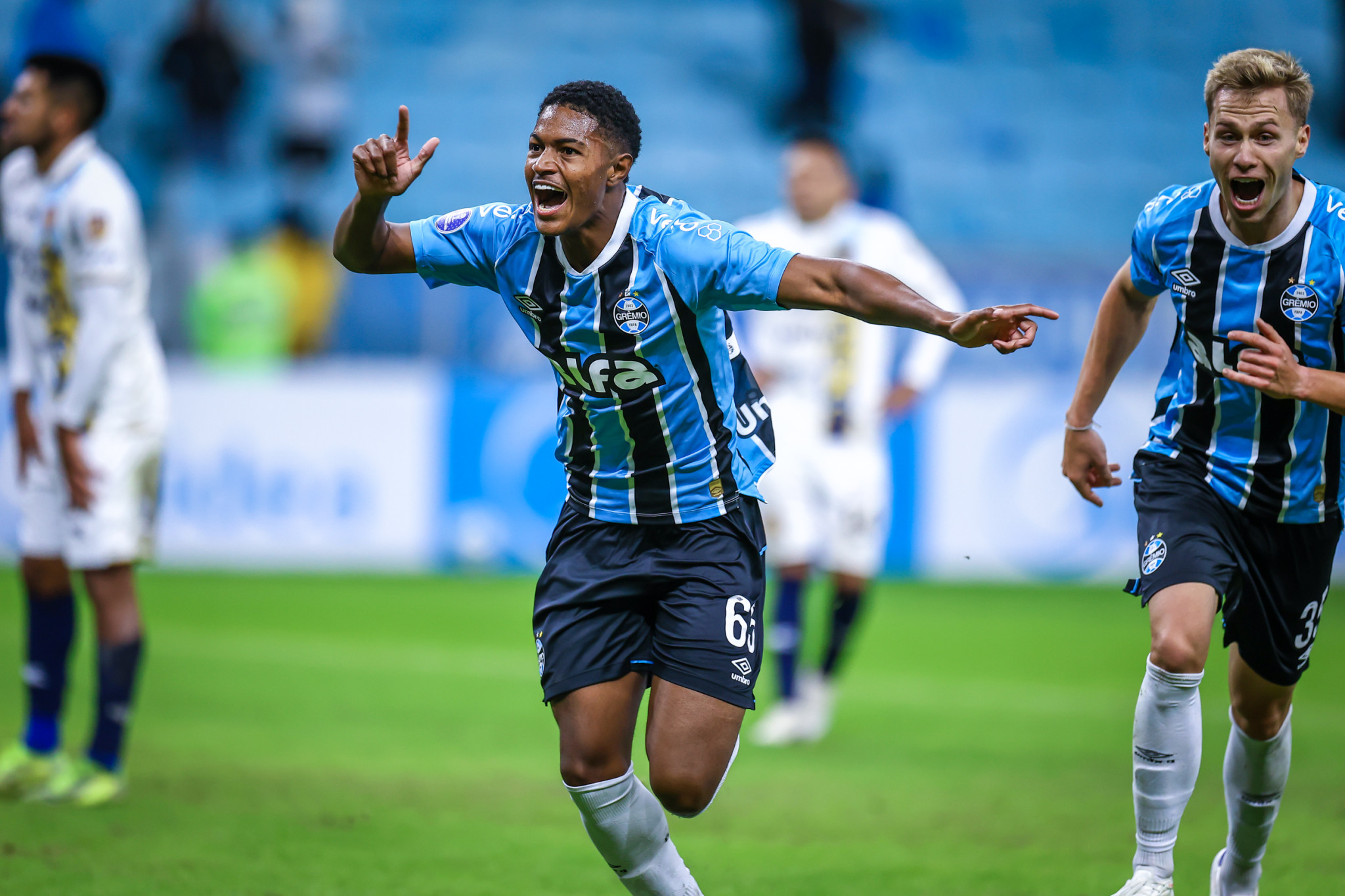 Grêmio vence o Luqueño e garante vaga na repescagem da Sul-Americana